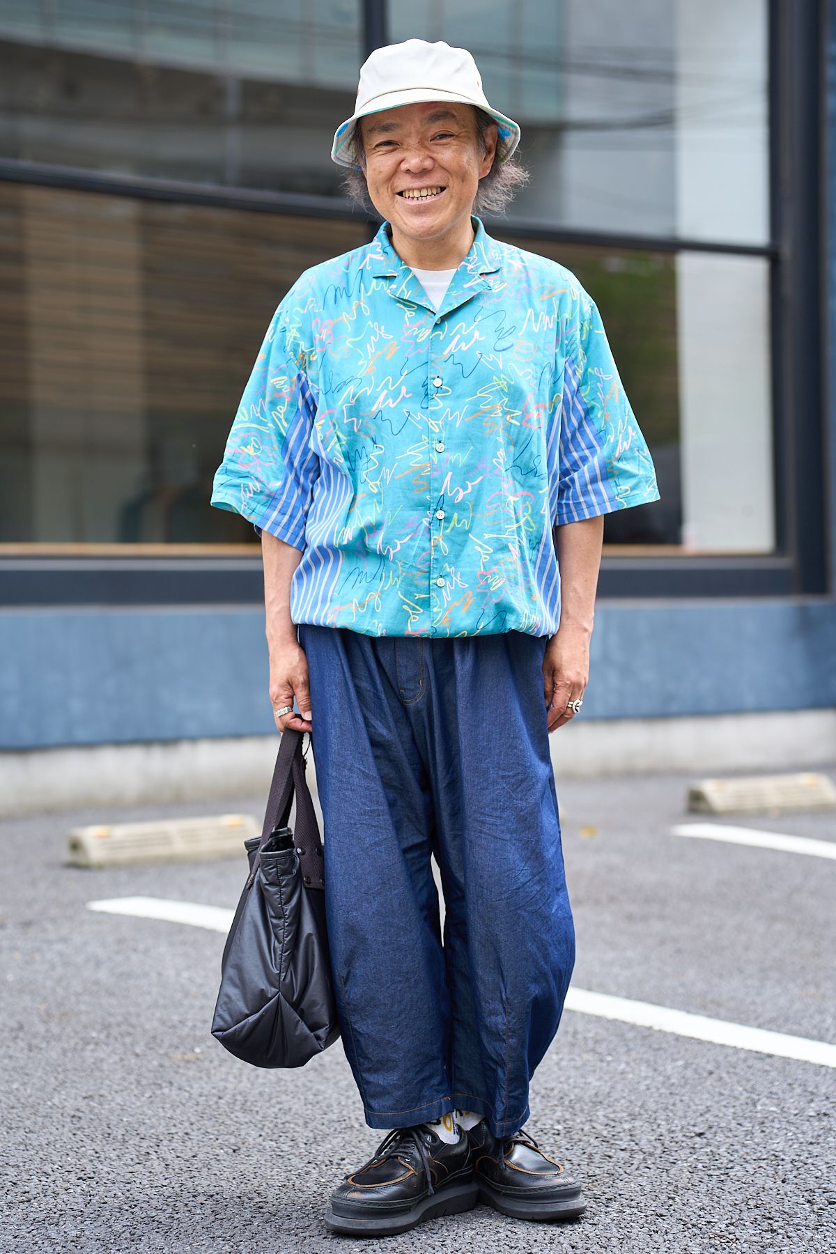 シャツ、Tシャツ、デニム、帽子=すべてフラボア シューズ 、バッグ=ともにサカイ リング=ボッテガヴェネタ リング2=グッチ