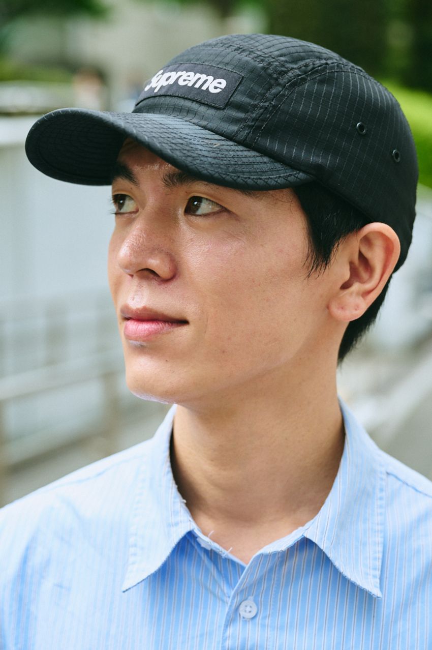 スウェットパンツを“よそ行き”に見せるシャツ合わせテク！街角でキャッチした3名で解説 - 3枚目の画像