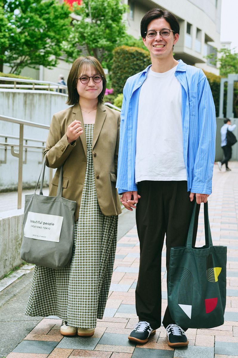 シャツ＝グローバルワーク　Tシャツ＝ユニクロ　パンツ＝無印良品　シューズ＝オニツカタイガー　眼鏡＝ジンズ　バッグビューティフルピープル　腕時計ノット