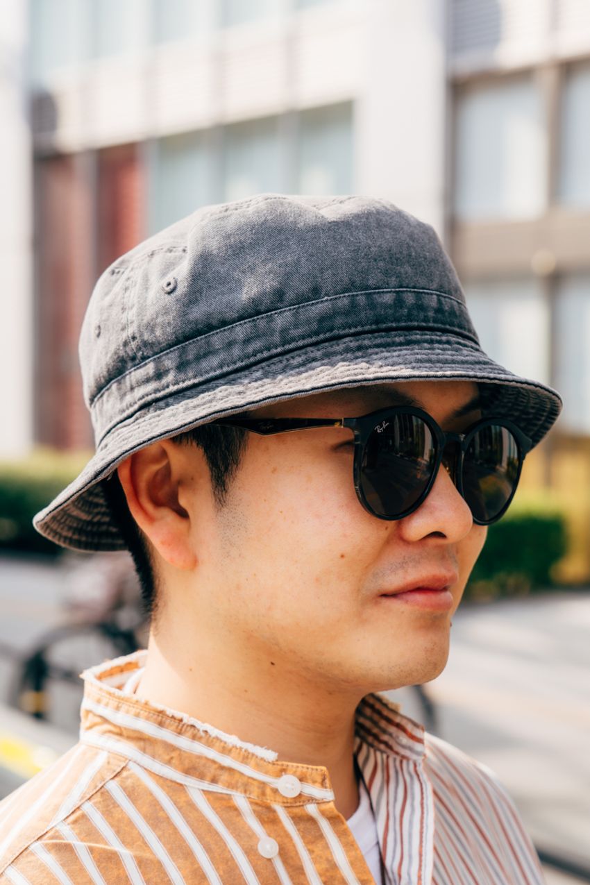 最旬バケットハットスタイルを街角からお届け！リアルに愛用されていたのはデニム素材、ブラックetc. - 10枚目の画像
