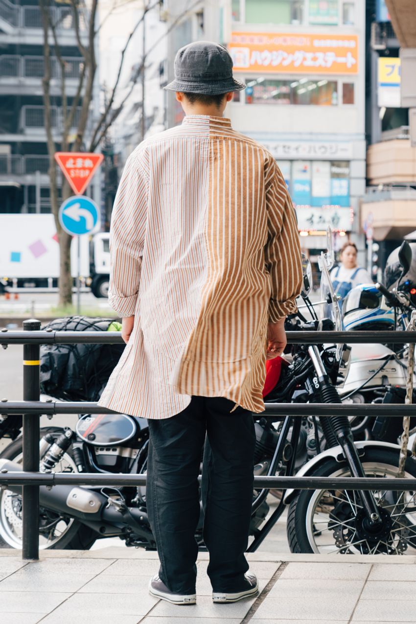 シャツに合う黒パンツはどれだ!?街角スナップでキャッチした大人がリアルに愛用していたのは…… - 10枚目の画像