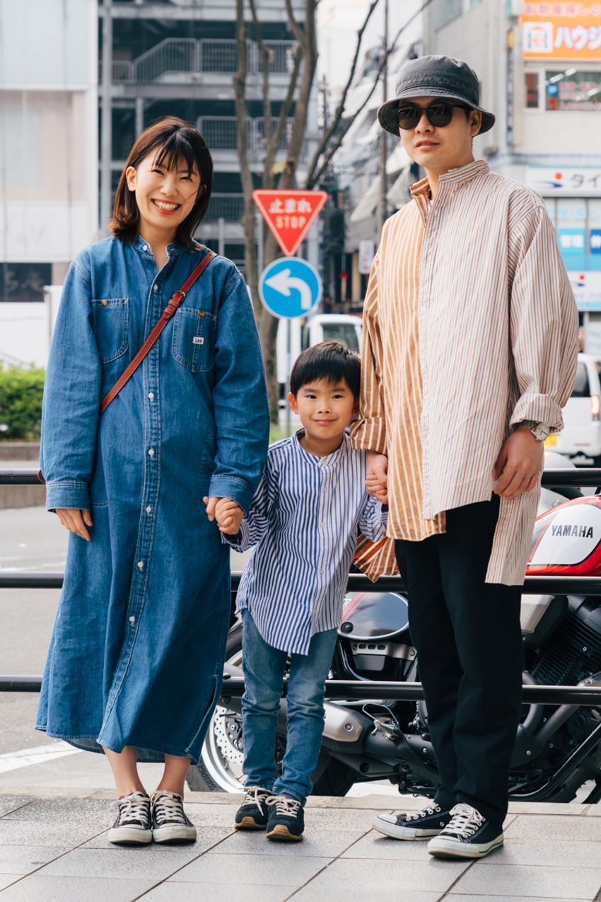 シャツに合う黒パンツはどれだ!?街角スナップでキャッチした大人がリアルに愛用していたのは…… - 8枚目の画像