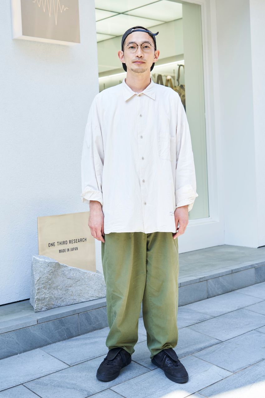 “白シャツ”を使ったこなれシンプルスタイル3選！ デザイン違いで印象がガラリと変わる - 7枚目の画像