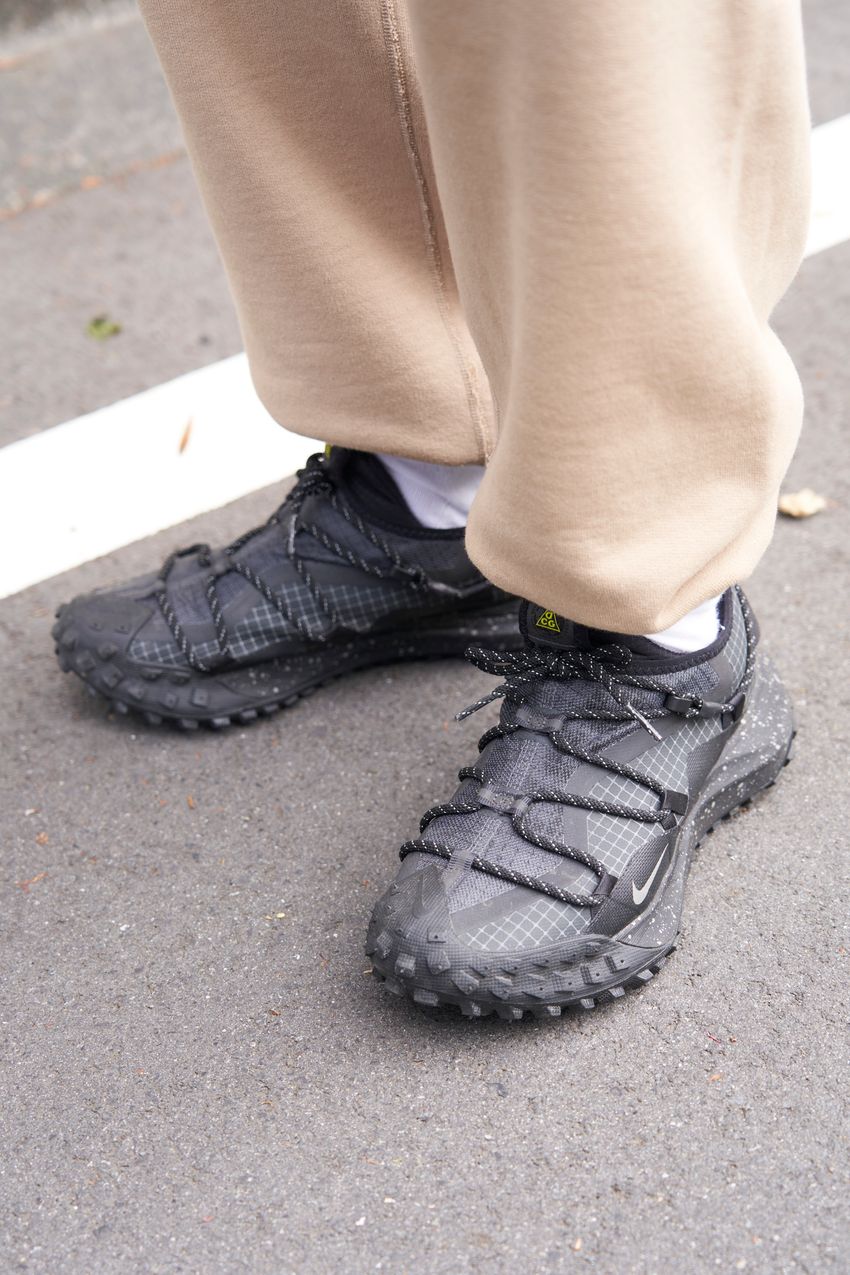 太さが絶妙な「ワイドパンツ」コーデ3選！春定番のシャツやロンTを合わせた大人をスナップで - 2枚目の画像