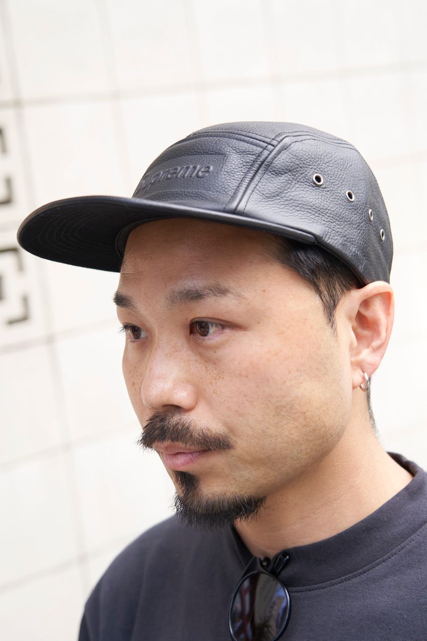 無地好きが行き着いた“脱・無難”の解決策「ちょいゆる&ちょいワル」。街角スナップで解説！ - 3枚目の画像