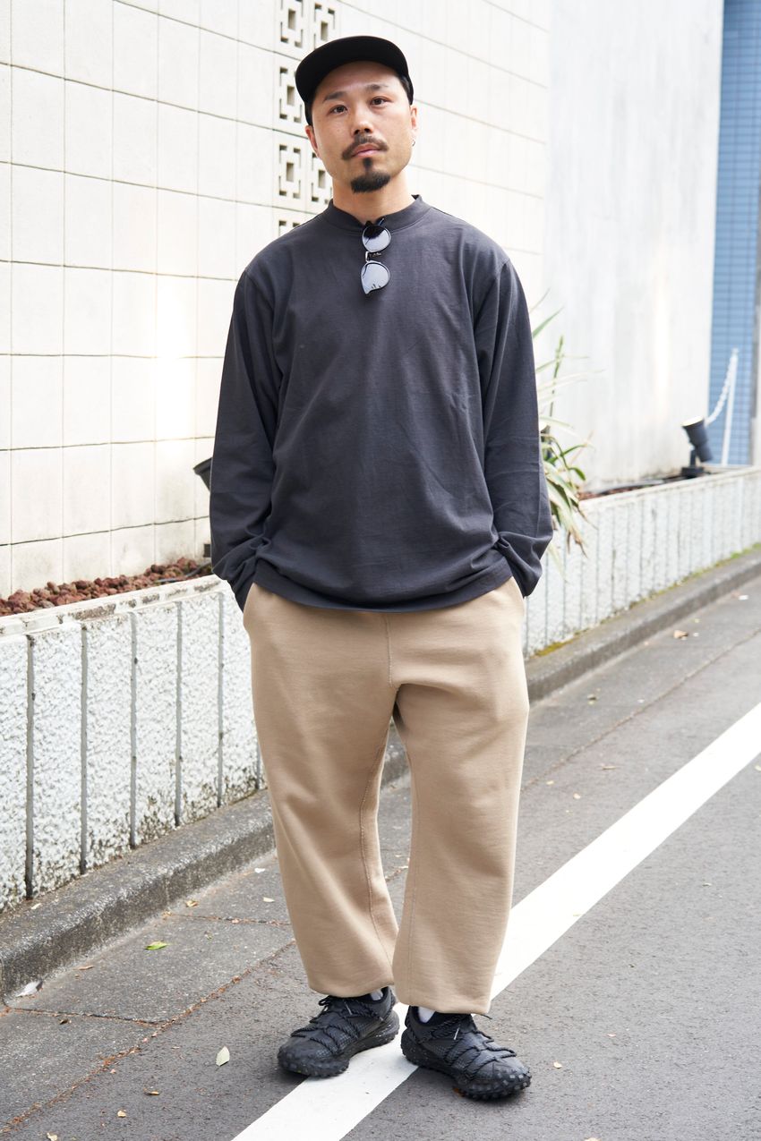 無地好きが行き着いた“脱・無難”の解決策「ちょいゆる&ちょいワル」。街角スナップで解説！ - 2枚目の画像