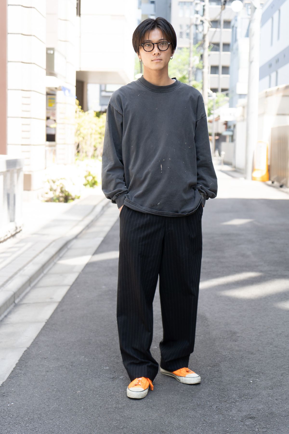 カットソー、パンツ、ピアス、リング＝すべて古着　シューズ＝イッセイミヤケ