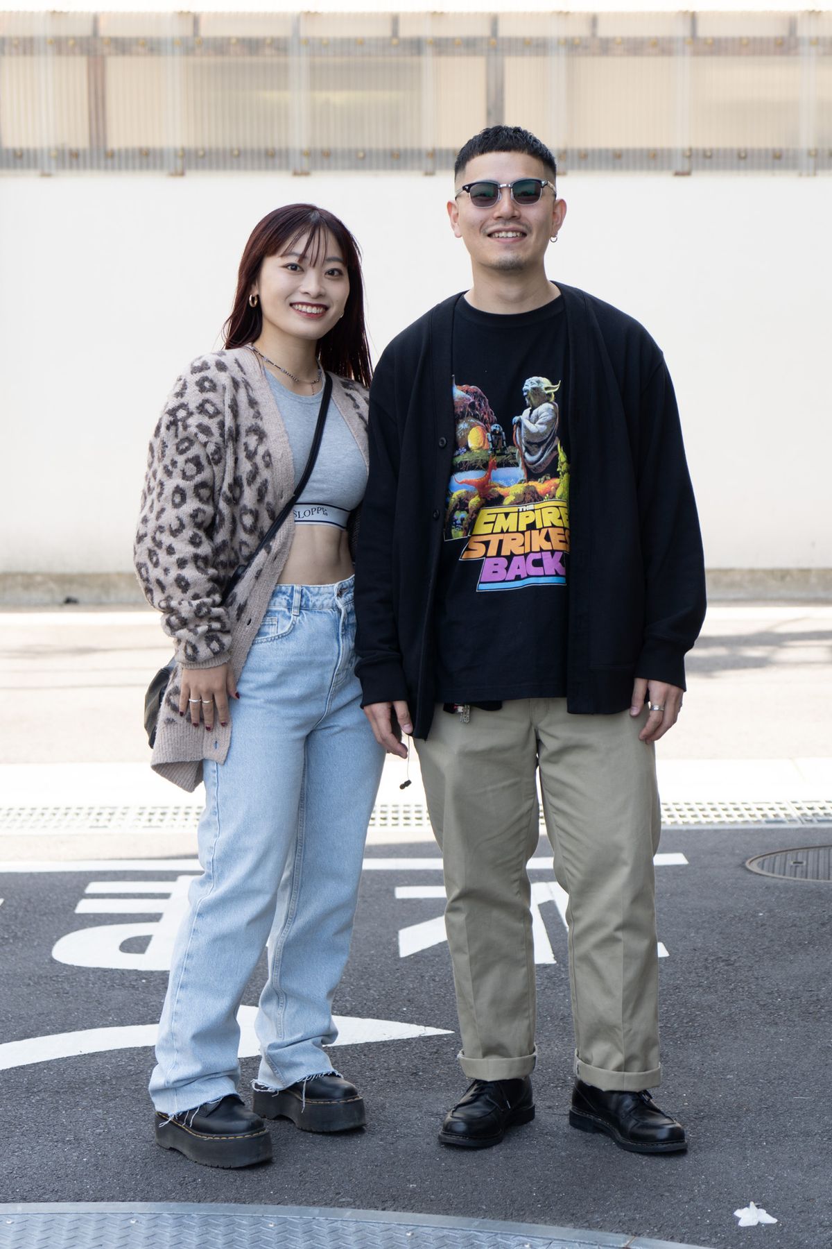 カーディガン、Tシャツ=ともにユニクロ パンツ=ディッキーズ シューズ=バーウィック 眼鏡=ビージェイクラシック ピアス、リング=ともにノーブランド