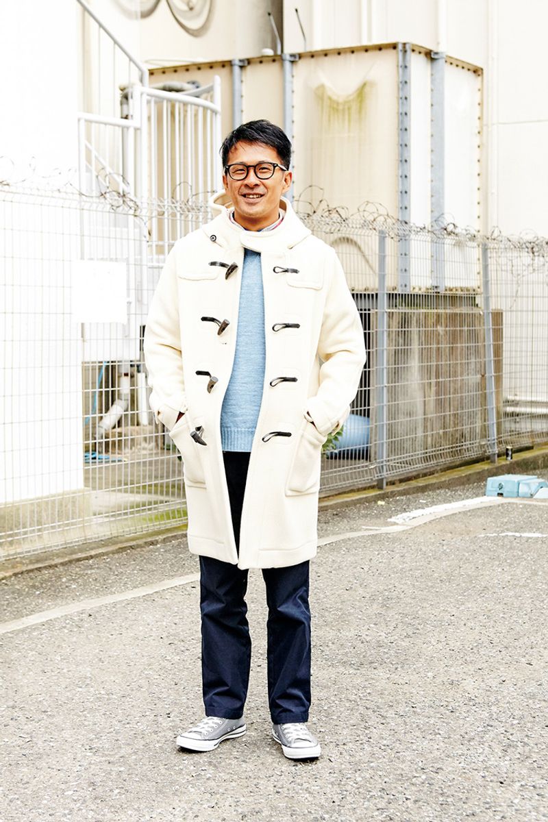老舗のダッフルコートを鮮やかな白で着こなす 三石 能隆