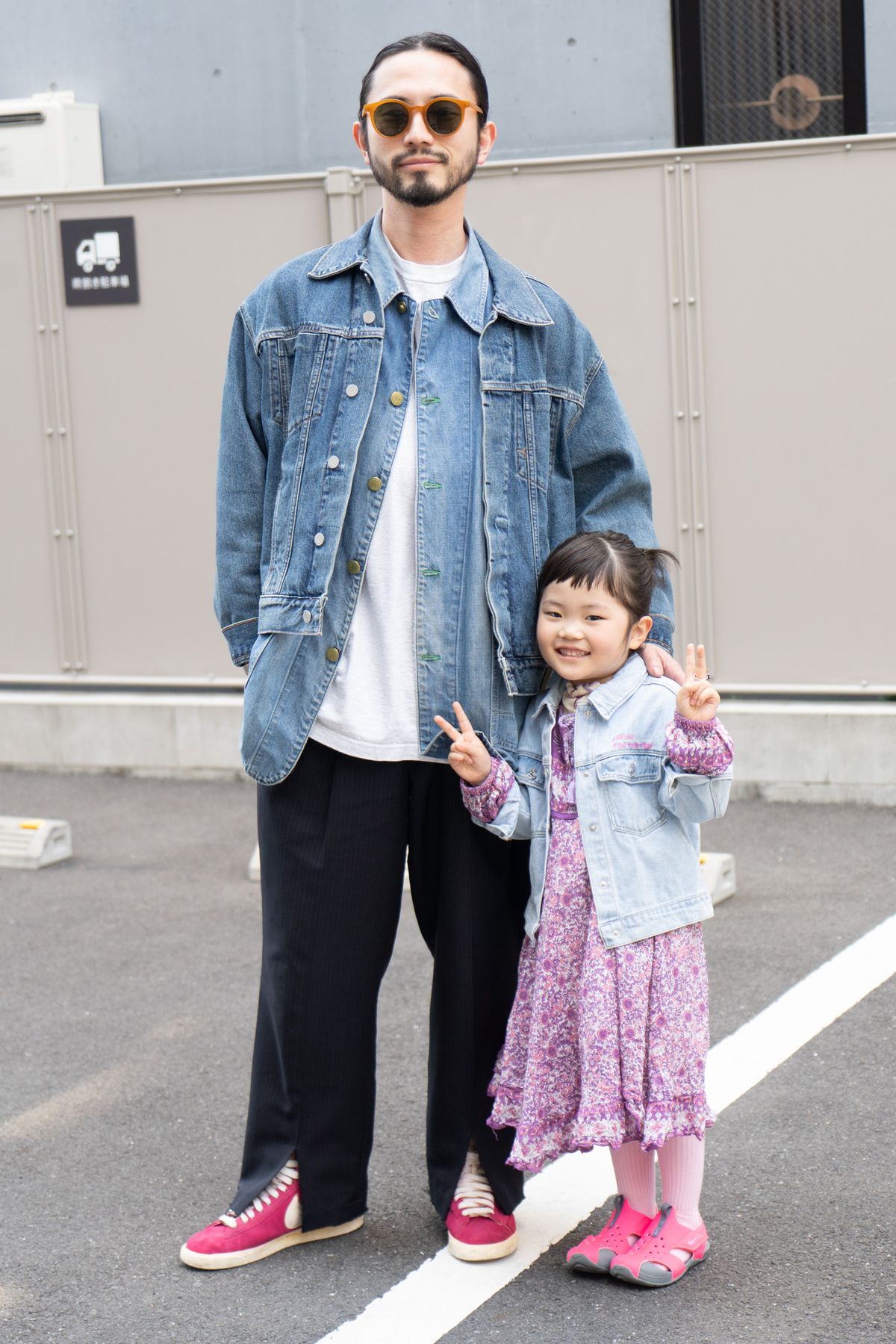 Gジャン、カバーオール、パンツ=すべて古着 Tシャツ=ユナイテッドアスレ シューズ=ナイキ 眼鏡、アクセサリー=ノーブランド