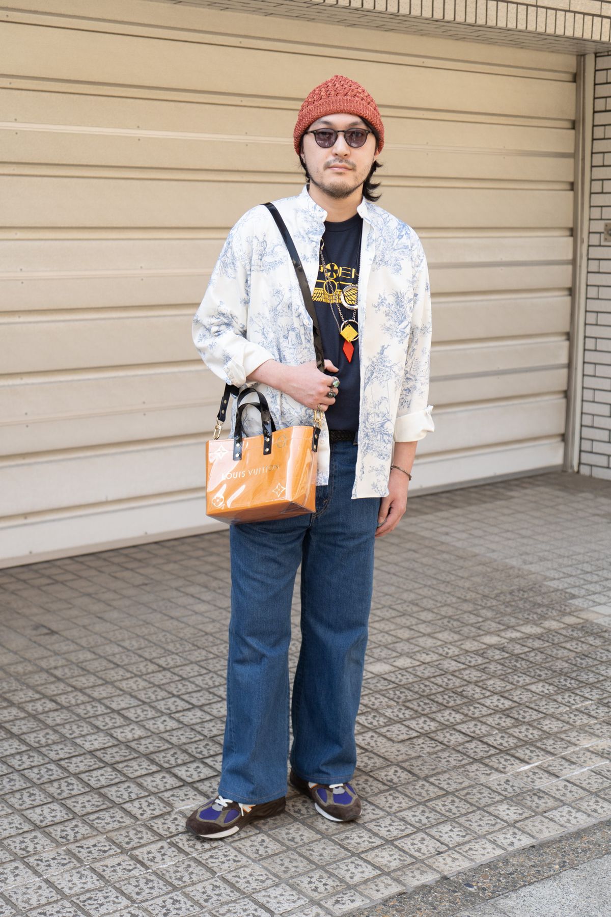 シャツ＝エムズブラック　Tシャツ＝シュプリーム　デニム＝マーティーアンドサンズ　シューズ＝ニューバランス　帽子＝ナインテイラー　眼鏡＝ギャレットライト　バッグ＝ルイヴィトン　ネックレス＝ドリスヴァンノッテン　ネックレス2＝エムズブラック　ネックレス3＝ヴィンテージ