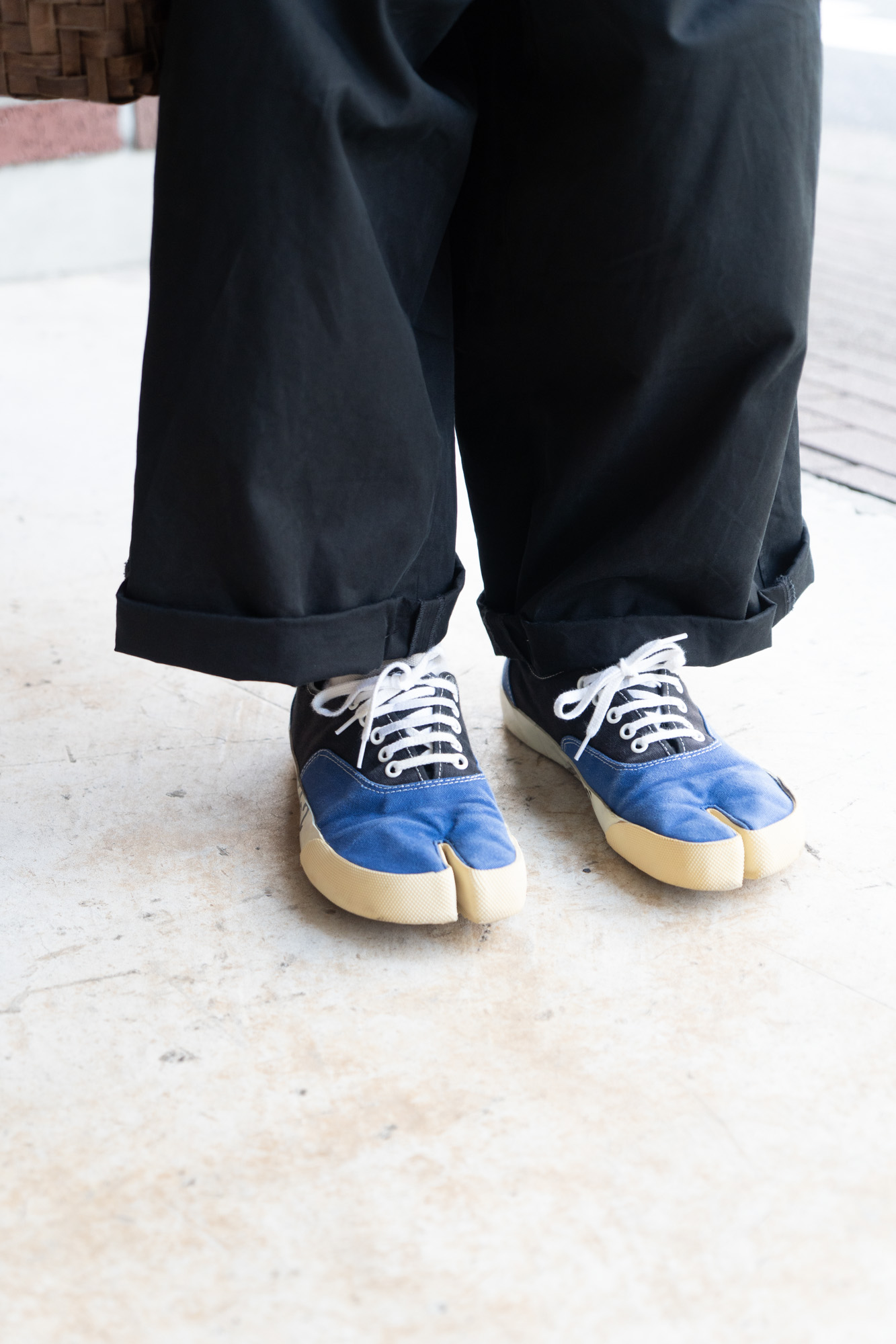 メゾン・マルジェラの名作シューズ「タビ」。春夏の軽装に“重し”として