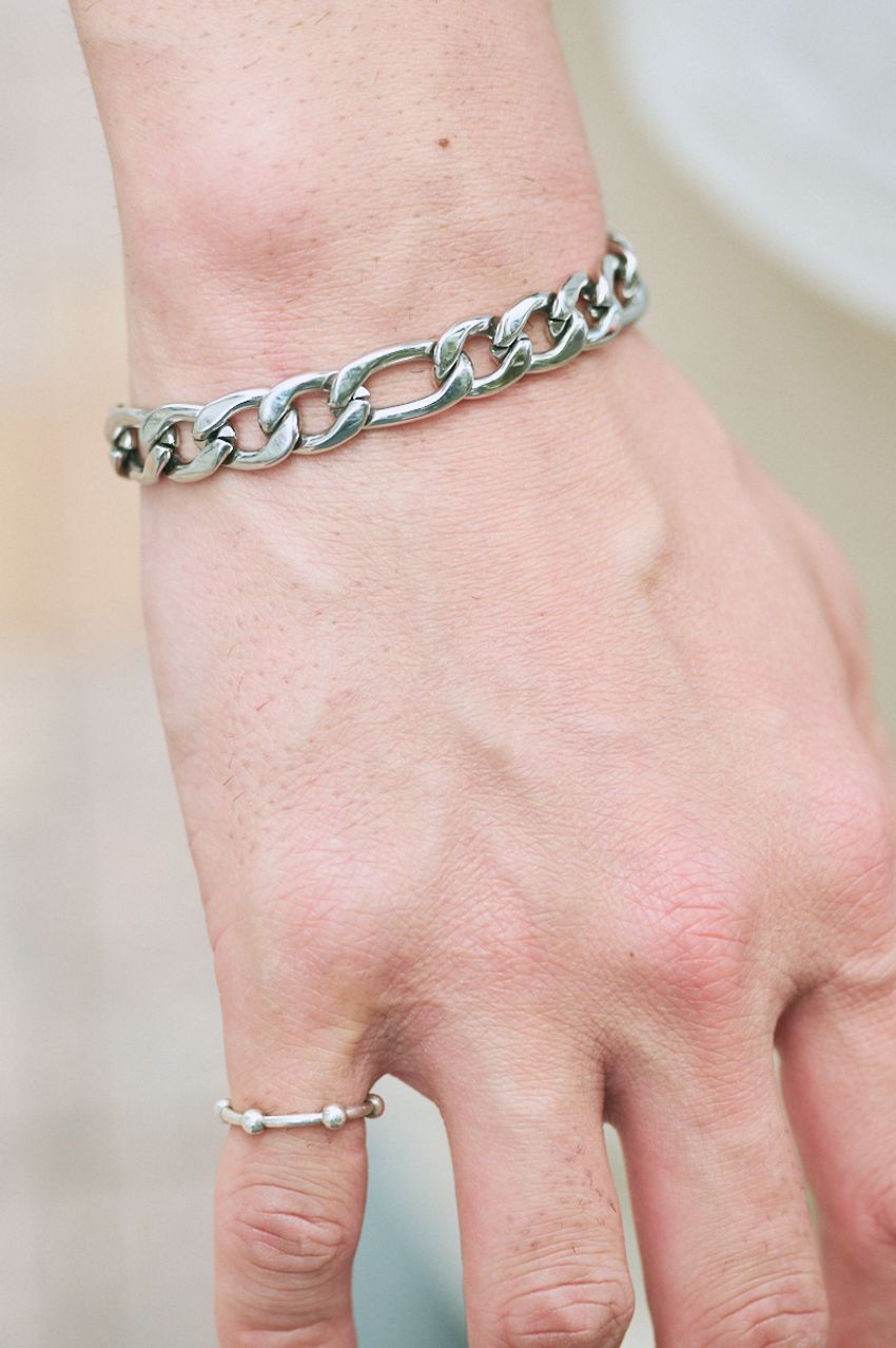 トレンド上昇中！夏の気分高める「オールホワイト」コーデの極意を街角スナップでチェック！ - 4枚目の画像