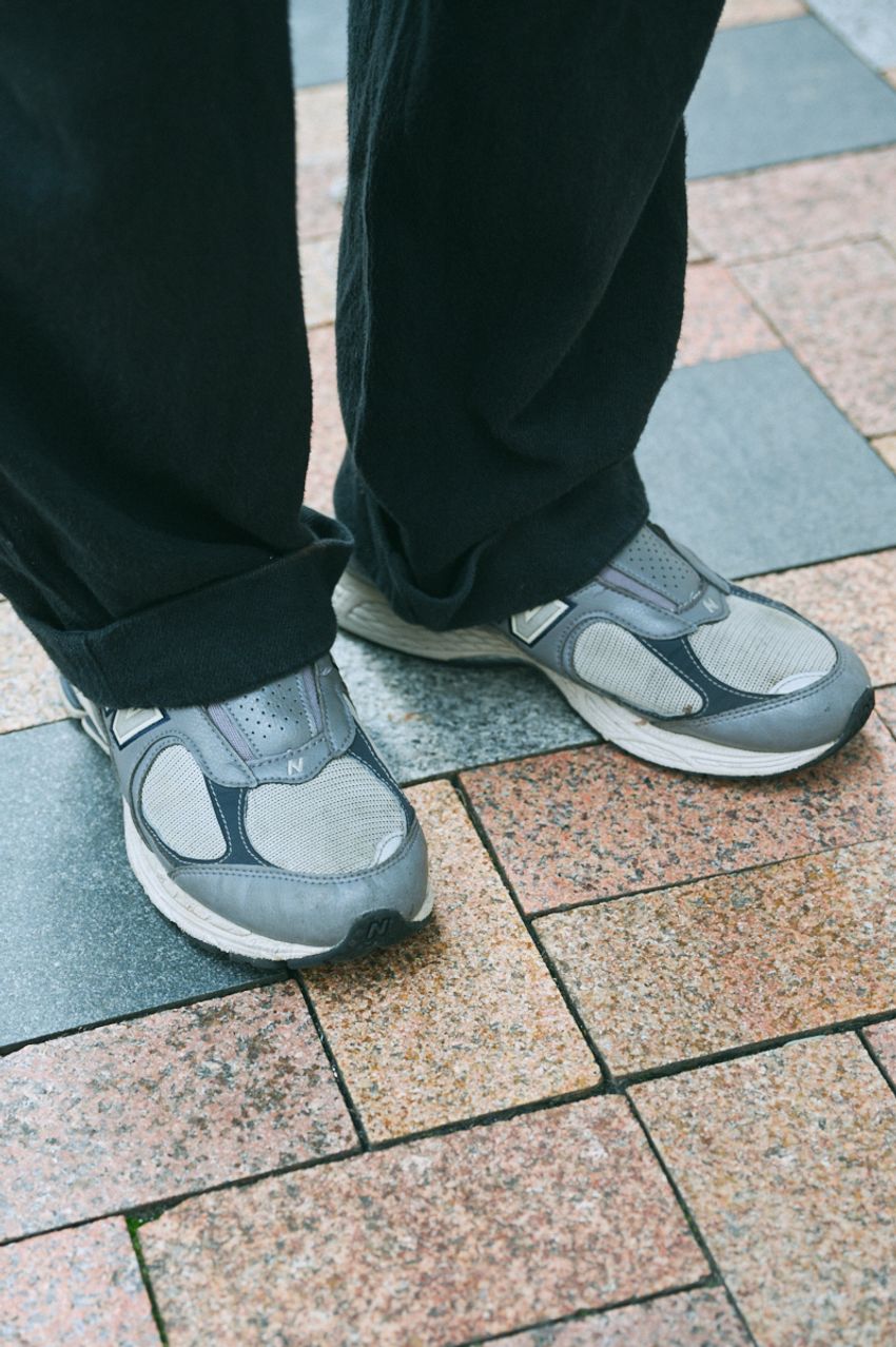 “無地シャツ”でもしっかり個性を出す着こなし3選！タックインや袖捲り、ボタンの留め方etc. - 3枚目の画像