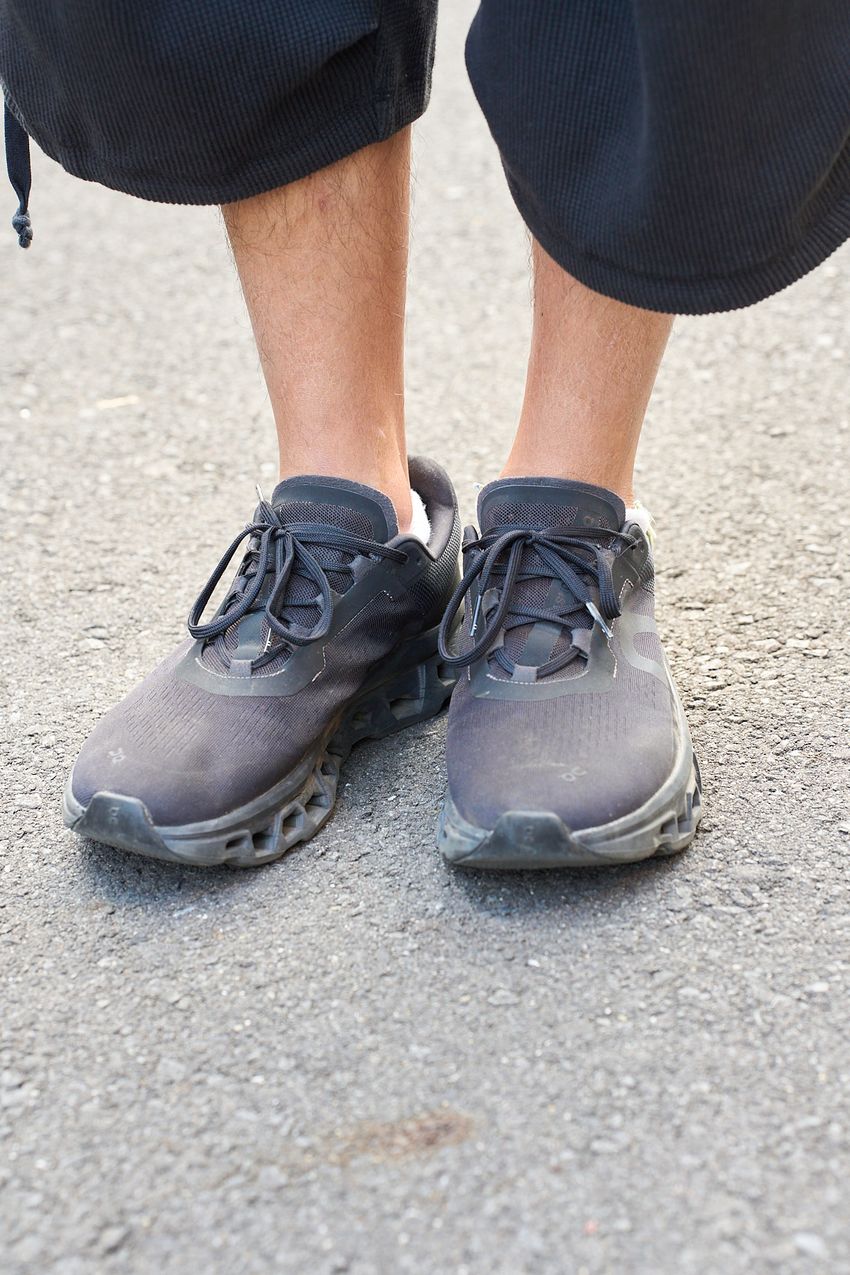 もはや定番、“オン”のスニーカー！洒落た大人の履きこなし方3好例をスナップで - 10枚目の画像