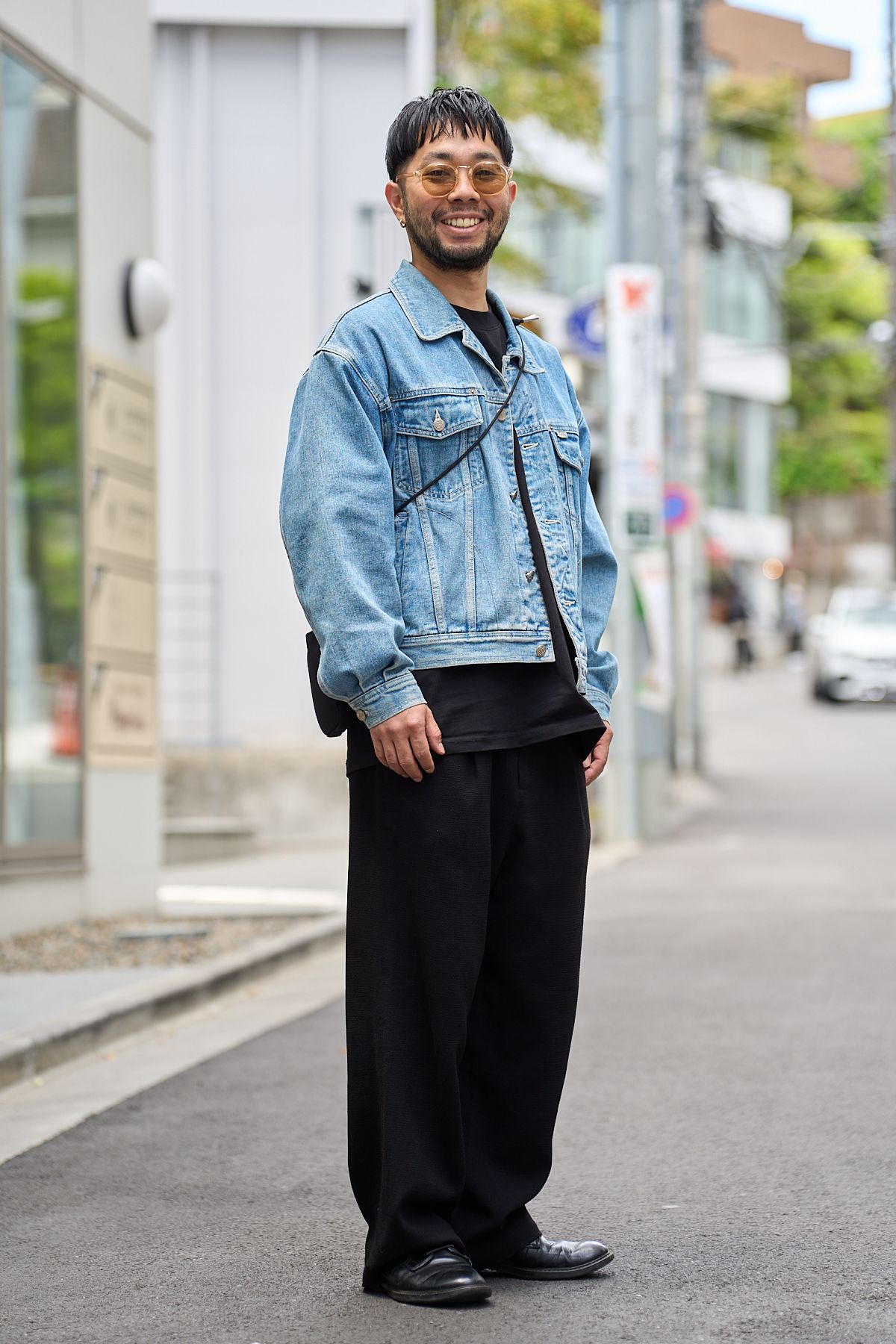 Gジャン=ゲットユーズド Tシャツ=シー パンツ=古着 シューズ=ハルタ 眼鏡、ピアス=ともに不明 バッグ=ベイクルーズ