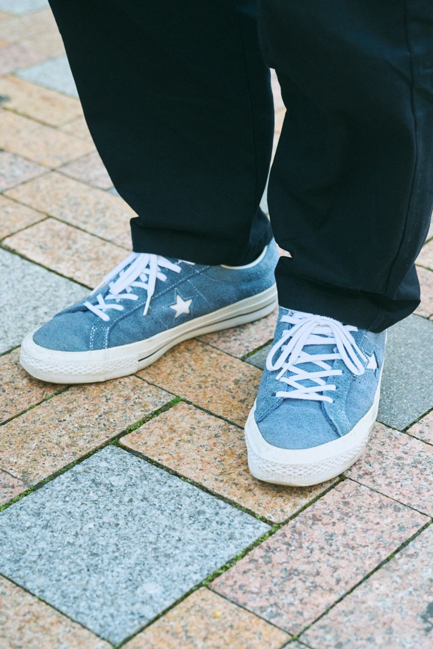 【30〜50代】初夏の「コンバースタイル」を街角パパラッチ！チャックテイラー人気はさらに上昇中 - 4枚目の画像