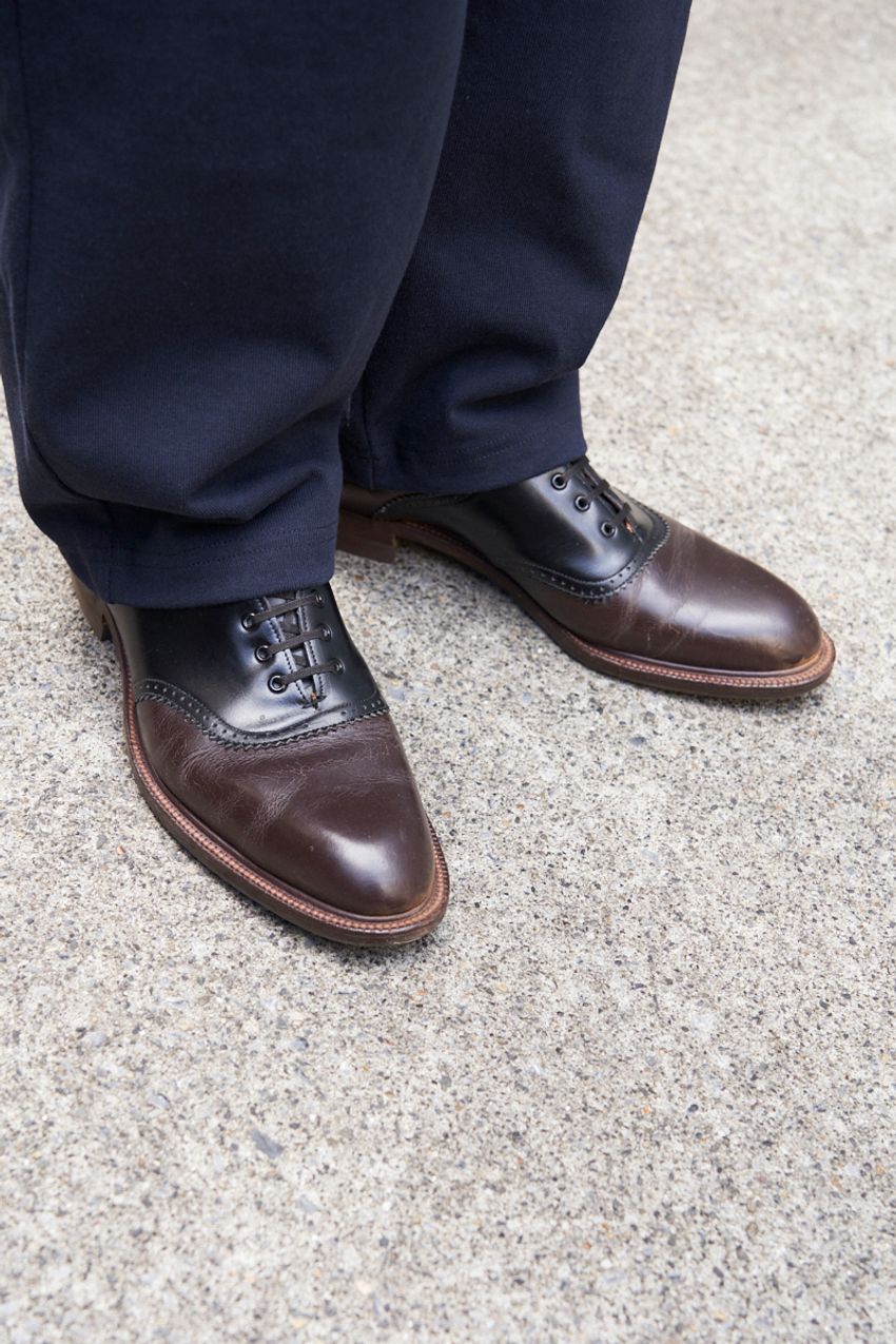 黒より“ちょい軽”なネイビーパンツ。好印象な3人の着こなし好サンプルをスナップで - 3枚目の画像