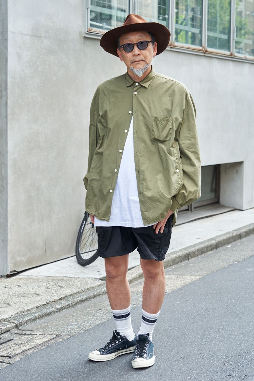 【50代】大人たちの「ショーツ＋シャツ」スタイル見本帳。ポイントは“シャツの着こなし”にあった！ - 1枚目の画像