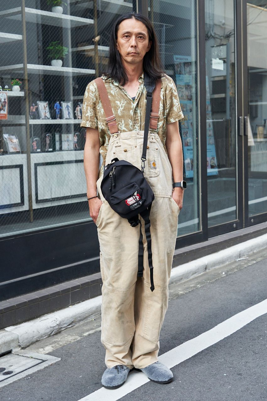 街角の「オーバーオール」コーデ3選。上級アイテムを難なく取り入れるテクニックとは？ - 2枚目の画像
