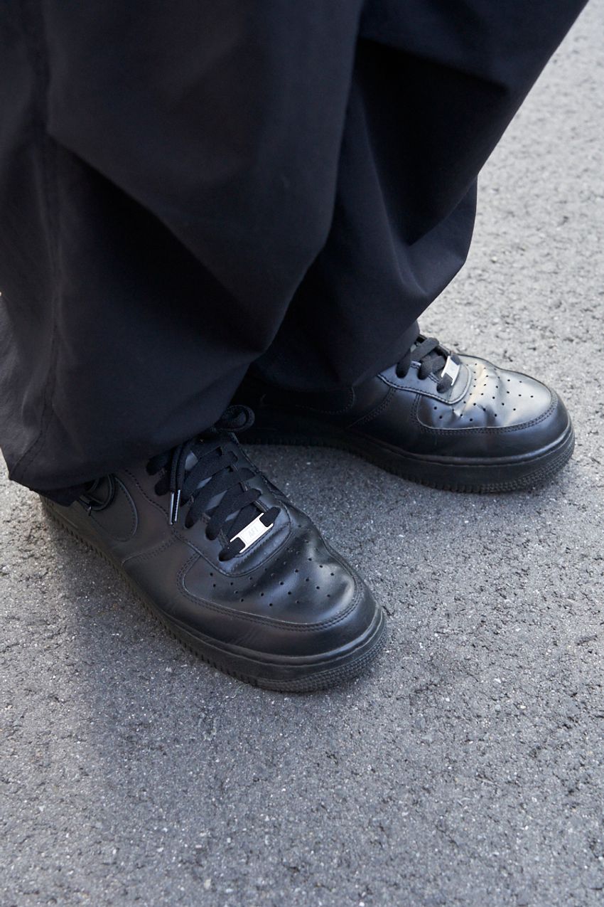 足元は「エア フォース 1」の“黒”で締める！スニーカー使いが巧みな30代〜40代をスナップで - 3枚目の画像