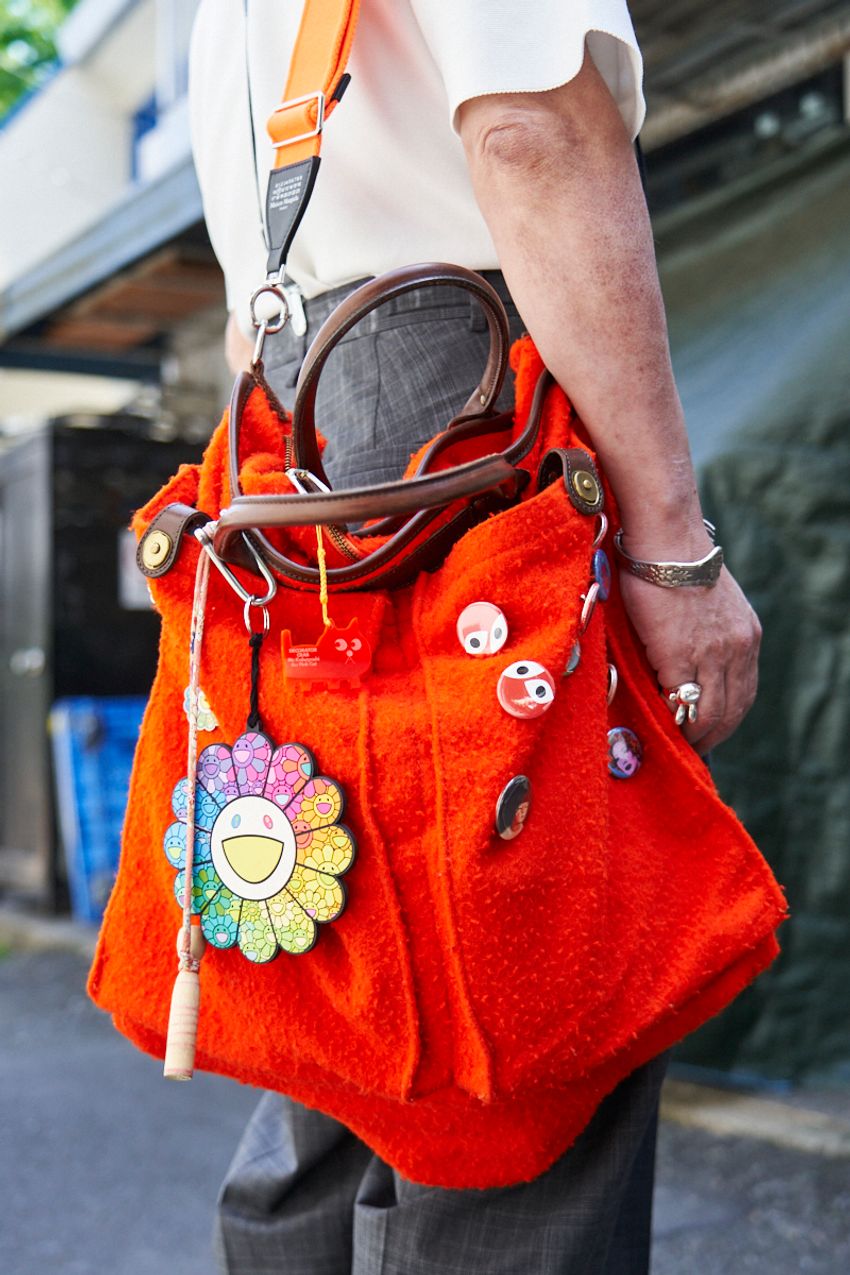 トレンドの“肩掛けバッグ”、街の洒落者たちはどのブランドを使ってる？スナップで調査してみた！ - 5枚目の画像