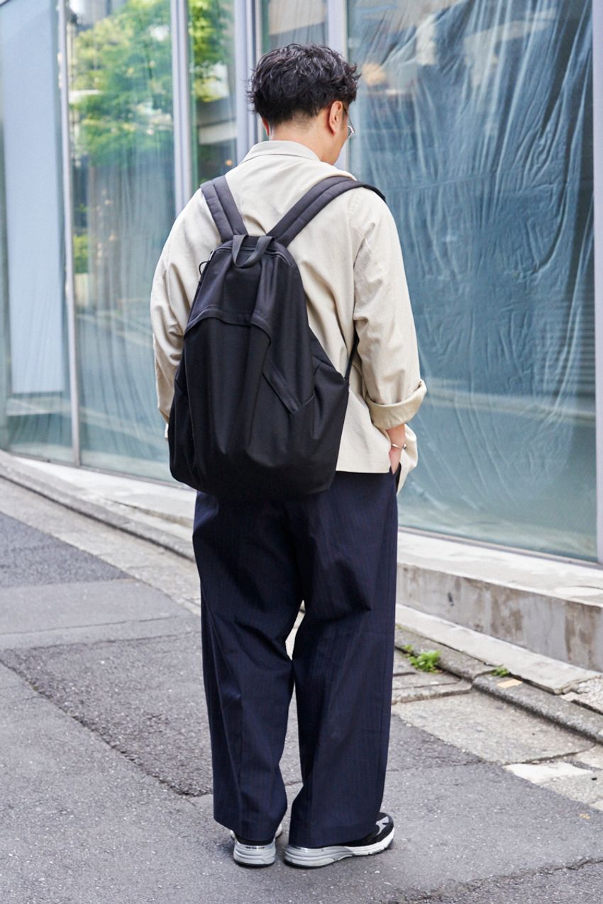 黒より“ちょい軽”なネイビーパンツ。好印象な3人の着こなし好サンプルをスナップで - 5枚目の画像