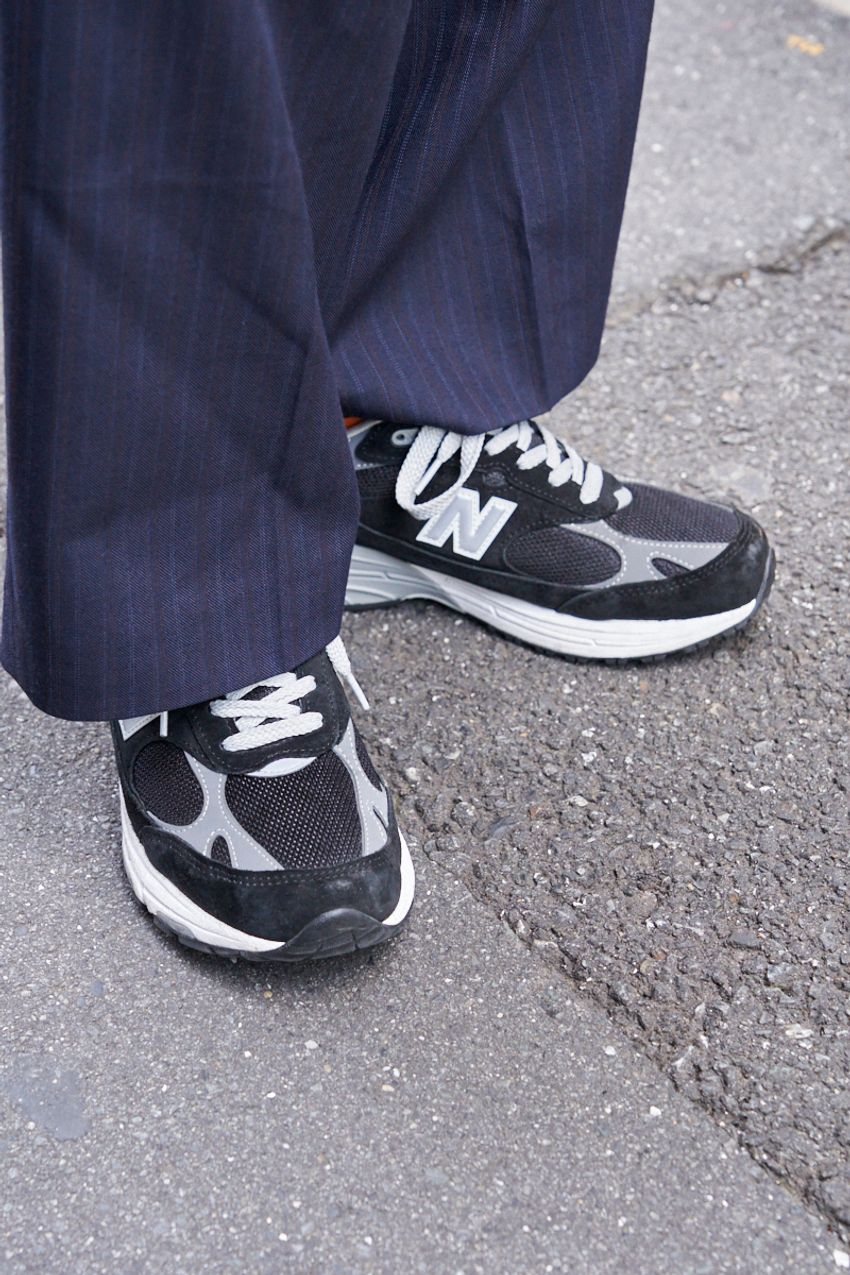 黒より“ちょい軽”なネイビーパンツ。好印象な3人の着こなし好サンプルをスナップで - 6枚目の画像