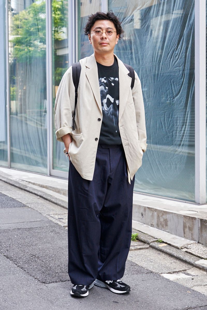 ジャケット=グラフペーパー Tシャツ=インソニアプロジェクト パンツ=マーティーアンドサンズ シューズ=ニューバランス 眼鏡=カーニー バッグ=ユナイテッドアローズアンドサンズ 腕時計=ゾディアック バングル=スカーゲン