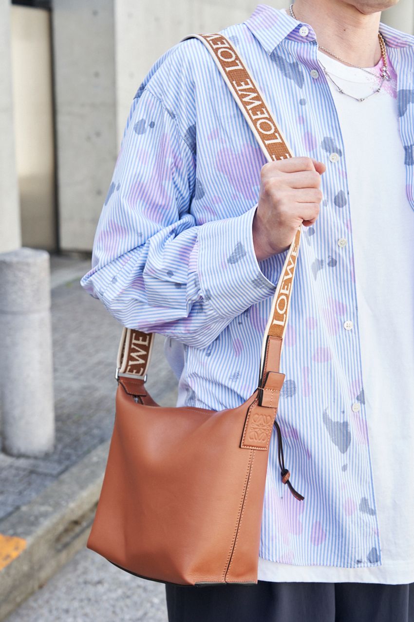 トレンドの“肩掛けバッグ”、街の洒落者たちはどのブランドを使ってる？スナップで調査してみた！ - 3枚目の画像