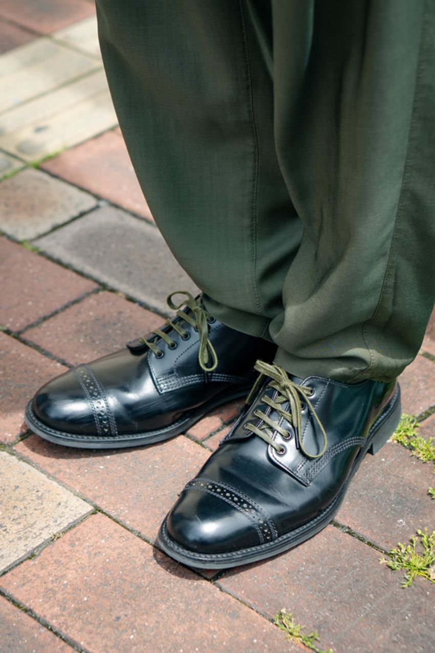 トップス“肩掛け”の正解とは？ 街の洒落者3名の着こなしで検証！ - 4枚目の画像