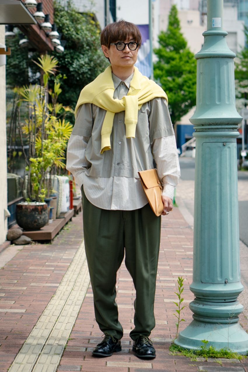 トップス“肩掛け”の正解とは？ 街の洒落者3名の着こなしで検証！ - 2枚目の画像