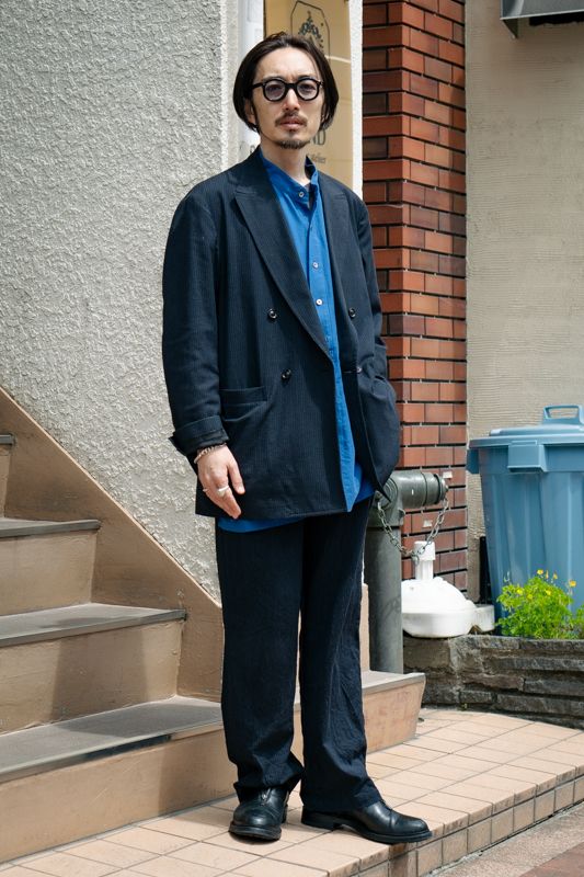 ジャケット=アルテリア シャツ=ニューターム パンツ=アルテリア シューズ=セモー 眼鏡=ギュパール 腕時計=メイカーズ×ヴァーグウォッチ リング=クロムハーツ リング2=トムウッド