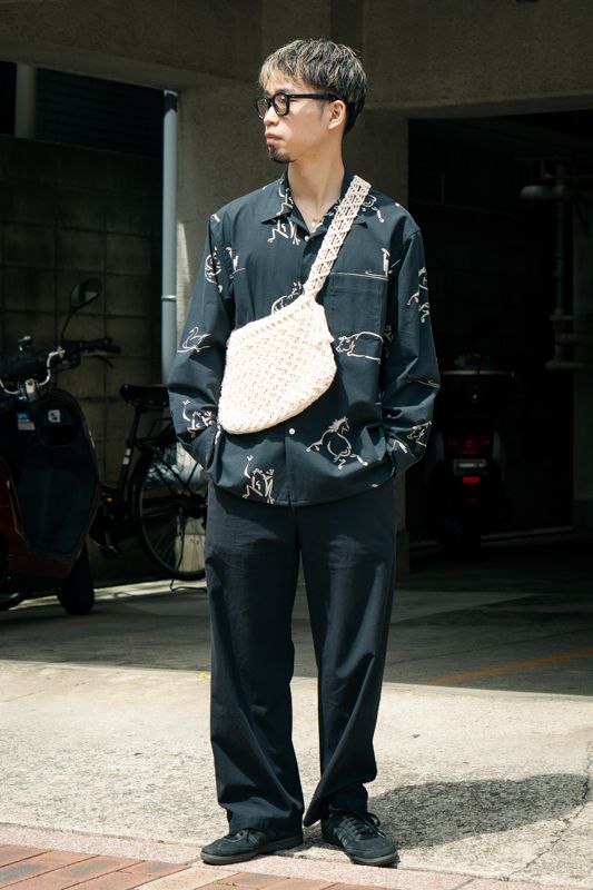 シャツ、バッグ＝ともにオールドジョー　パンツ＝アルテリア　シューズ＝アディダス　眼鏡＝ギュパール　ネックレス＝カルティエ