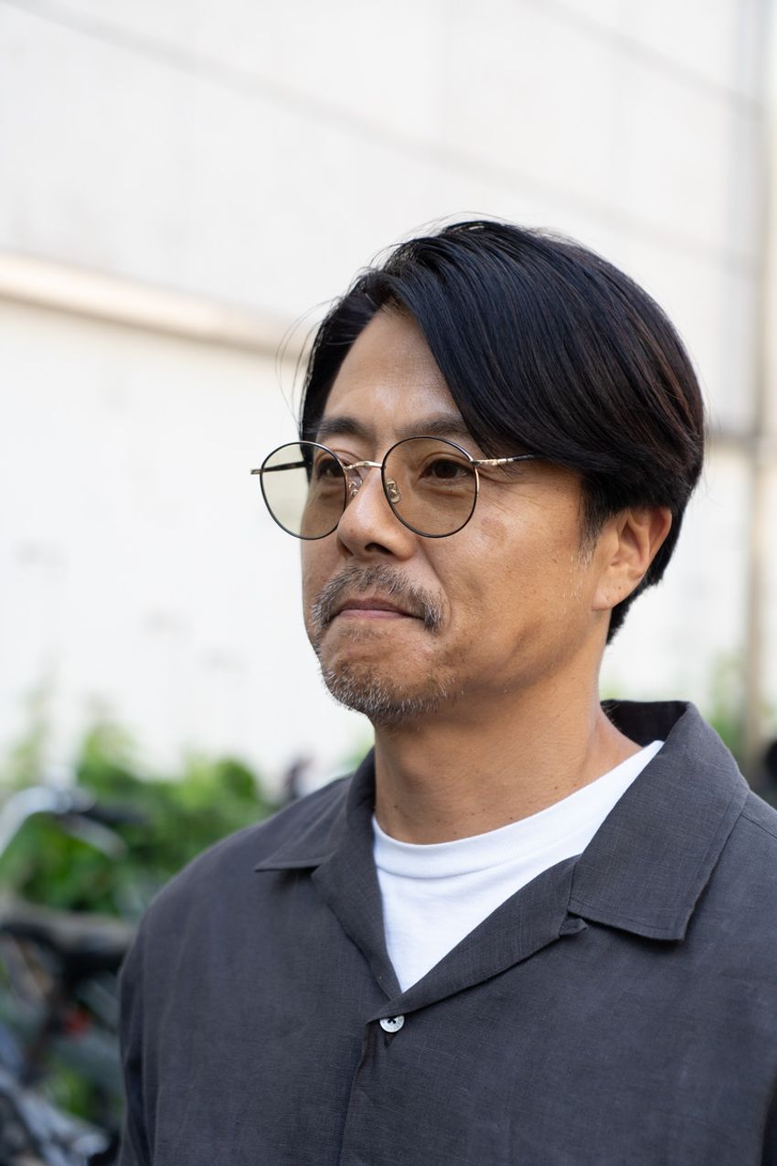 40、50代が証明！オーバーサイズのシャツをだらしなく見せない“ワントーン”の鉄則 - 6枚目の画像