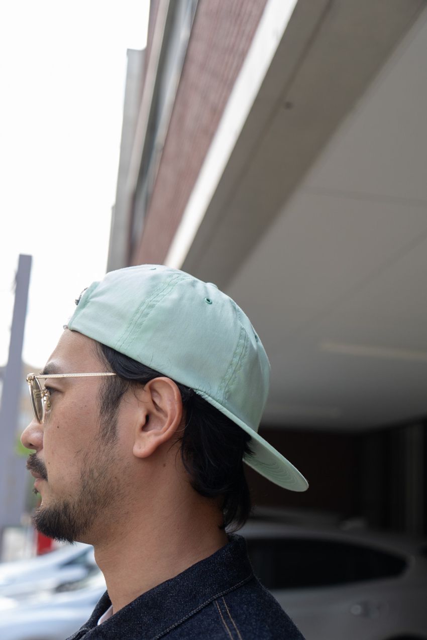 【ジワジワきてる!?】キャップは後ろ被りがキブンな大人たち。お手本になる3好例をスナップで - 6枚目の画像