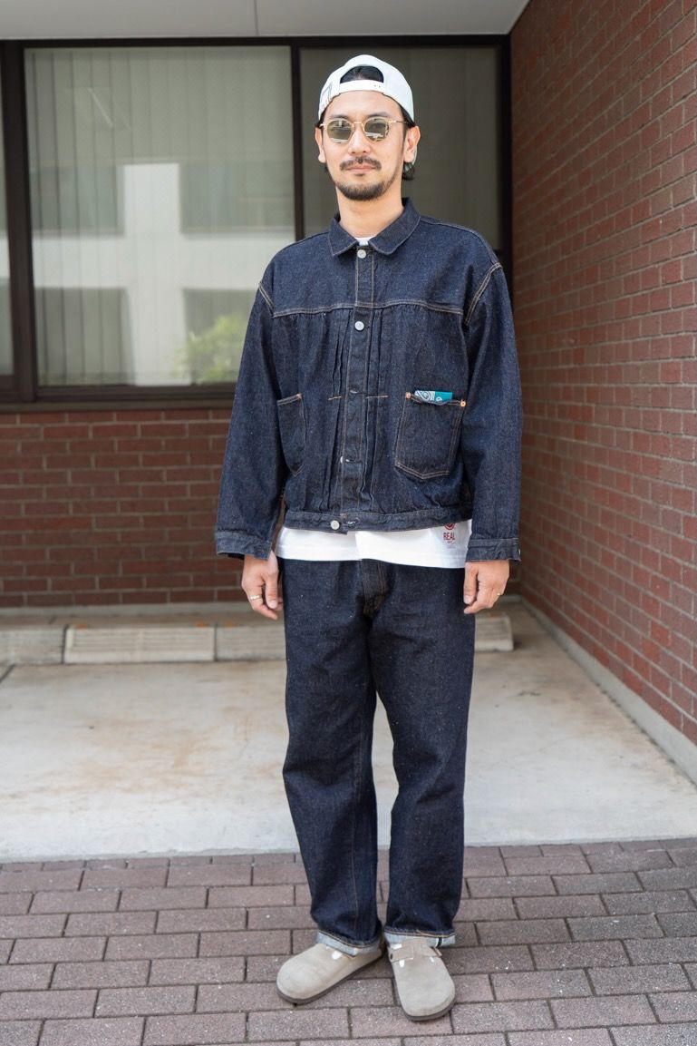 Gジャン、デニム=ともにキャプテンサンシャイン Tシャツ=不明 シューズ=ビルケンシュトック 帽子=ザエイチダブリュードッグアンドコー 眼鏡=オリバーピープルズ 腕時計=セイコー リング=ホーセンブース
