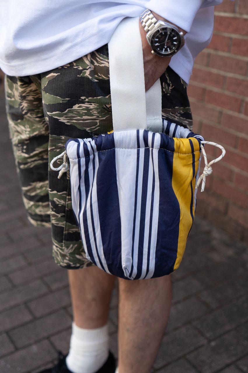 短パンを大人っぽく見せるコツは「足元に黒クラークス」。街角のコーデ好例3選で解説！ - 6枚目の画像