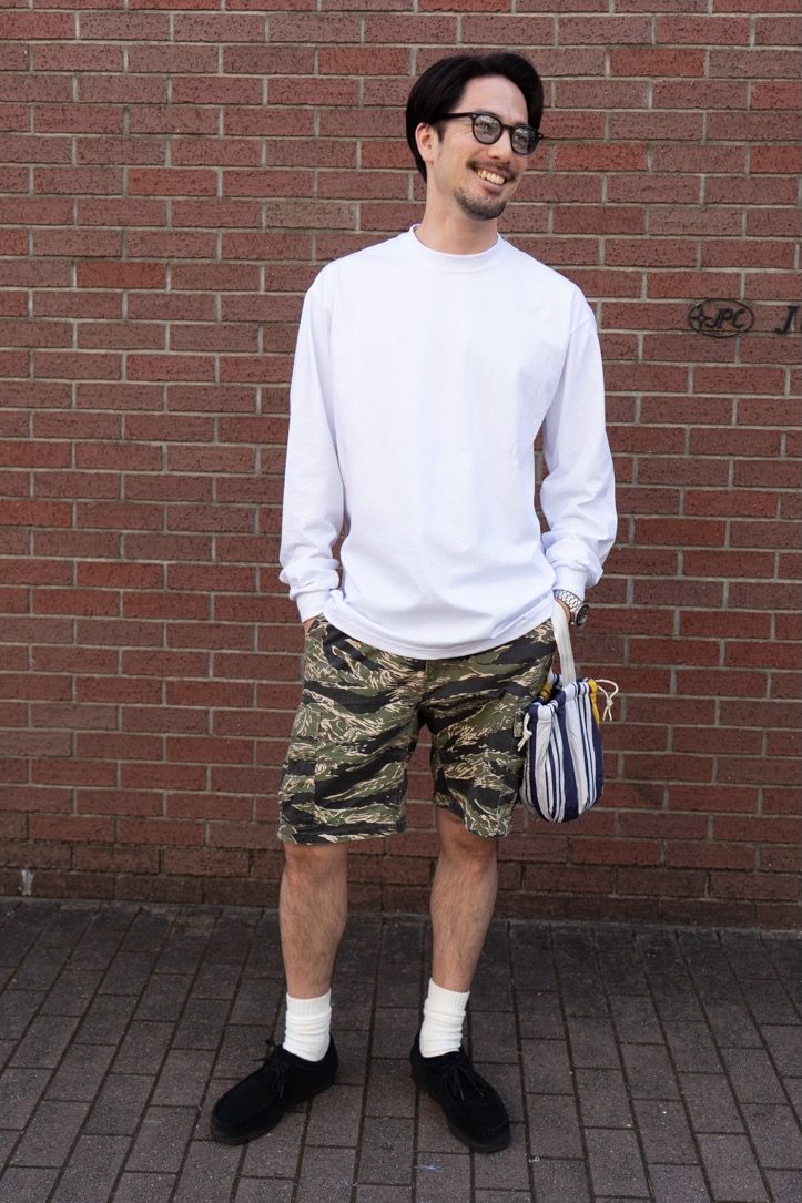 Tシャツ＝シャカウェア　パンツ＝ロンハーマン　シューズ＝クラークス　眼鏡＝金子眼鏡