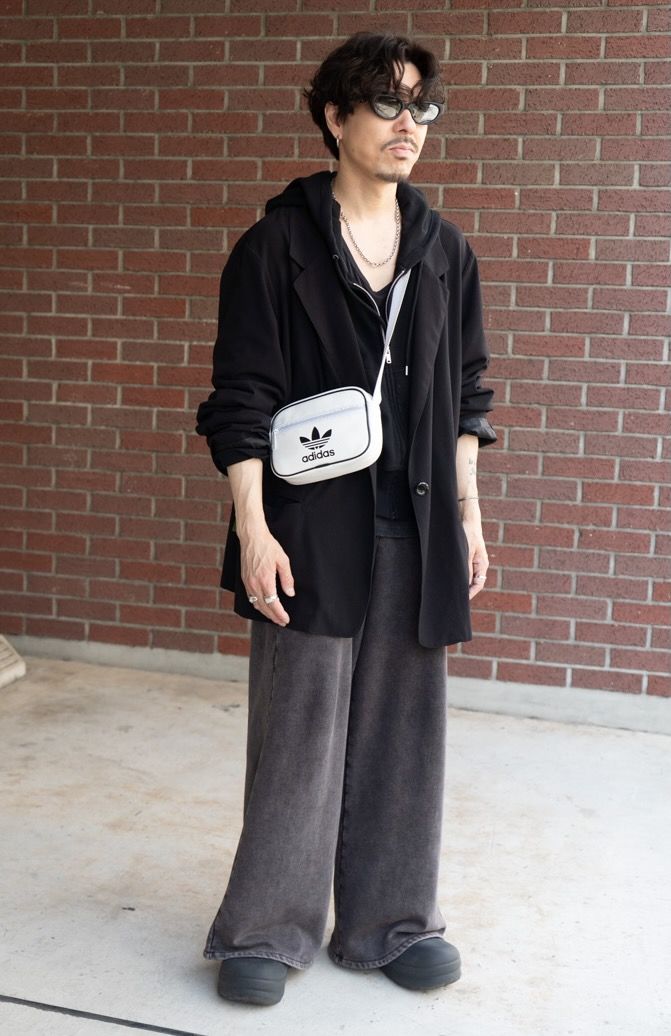 ジャケット、パーカ、カットソー、パンツ=すべてギャップ シューズ、バッグ=ともにアディダス 眼鏡=メゾンマルジェラ×ジェントルモンスター ピアス=キャリアリング ネックレス、リング=ともにトムウッド リング2=フラッシュポイント リング3=ティファニー リング4=エルメス