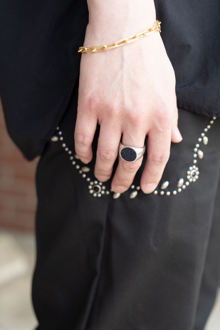 最旬バケットハットスタイルを街角からお届け！リアルに愛用されていたのはデニム素材、ブラックetc. - 5枚目の画像