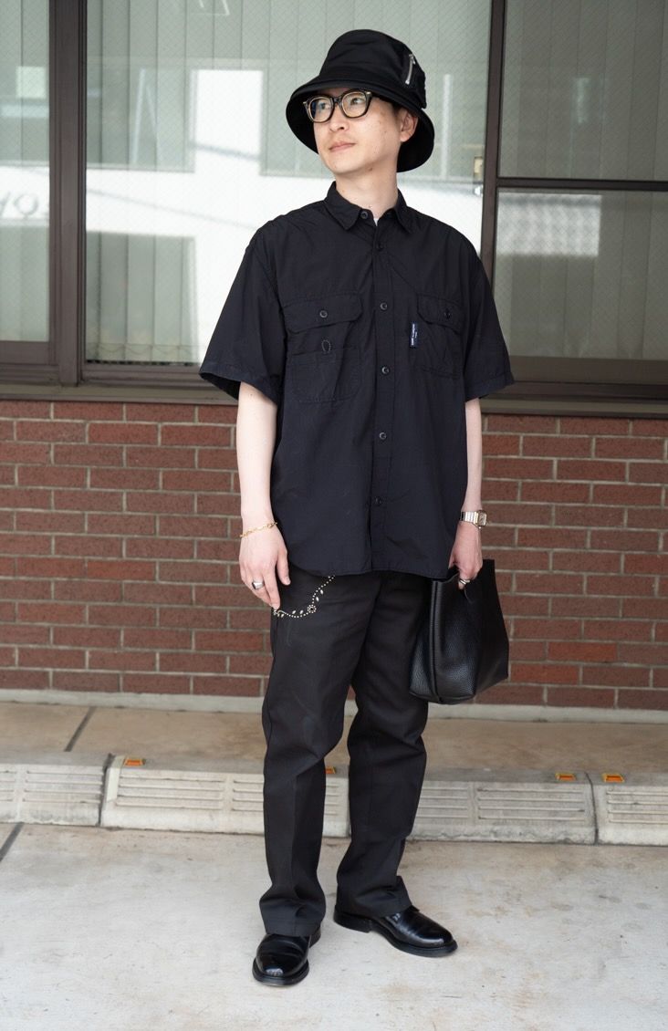 シャツ=コムデギャルソン パンツ=ディッキーズ シューズ=チャーチ 帽子=サカイ 眼鏡=ユウイチトヤマ バッグ=エンダースキーマ 腕時計、バングル=ともにカルティエ リング=トムウッド