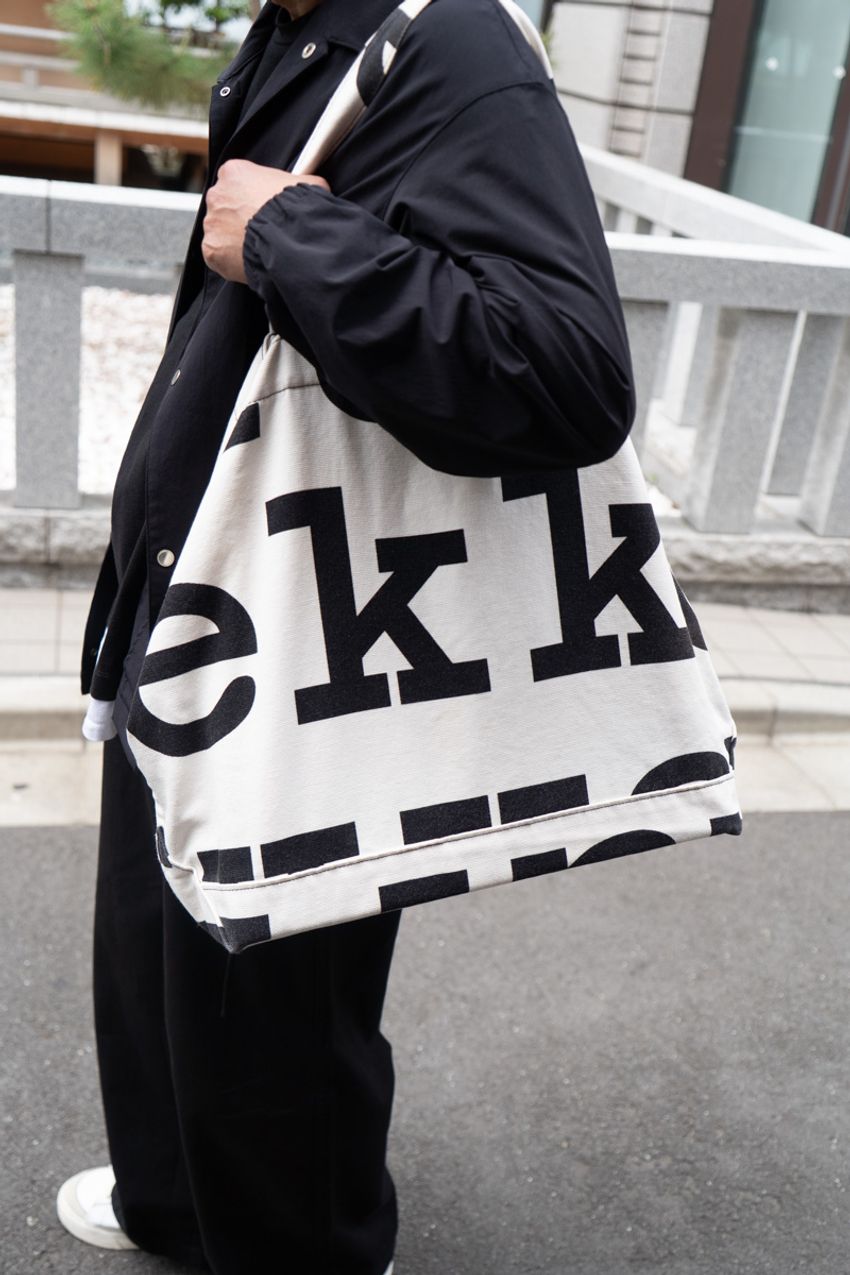 実はこれ「無印良品」！洒落た大人たちがコーデに取り入れていたのは白シャツ、黒パンツ、そして…… - 6枚目の画像