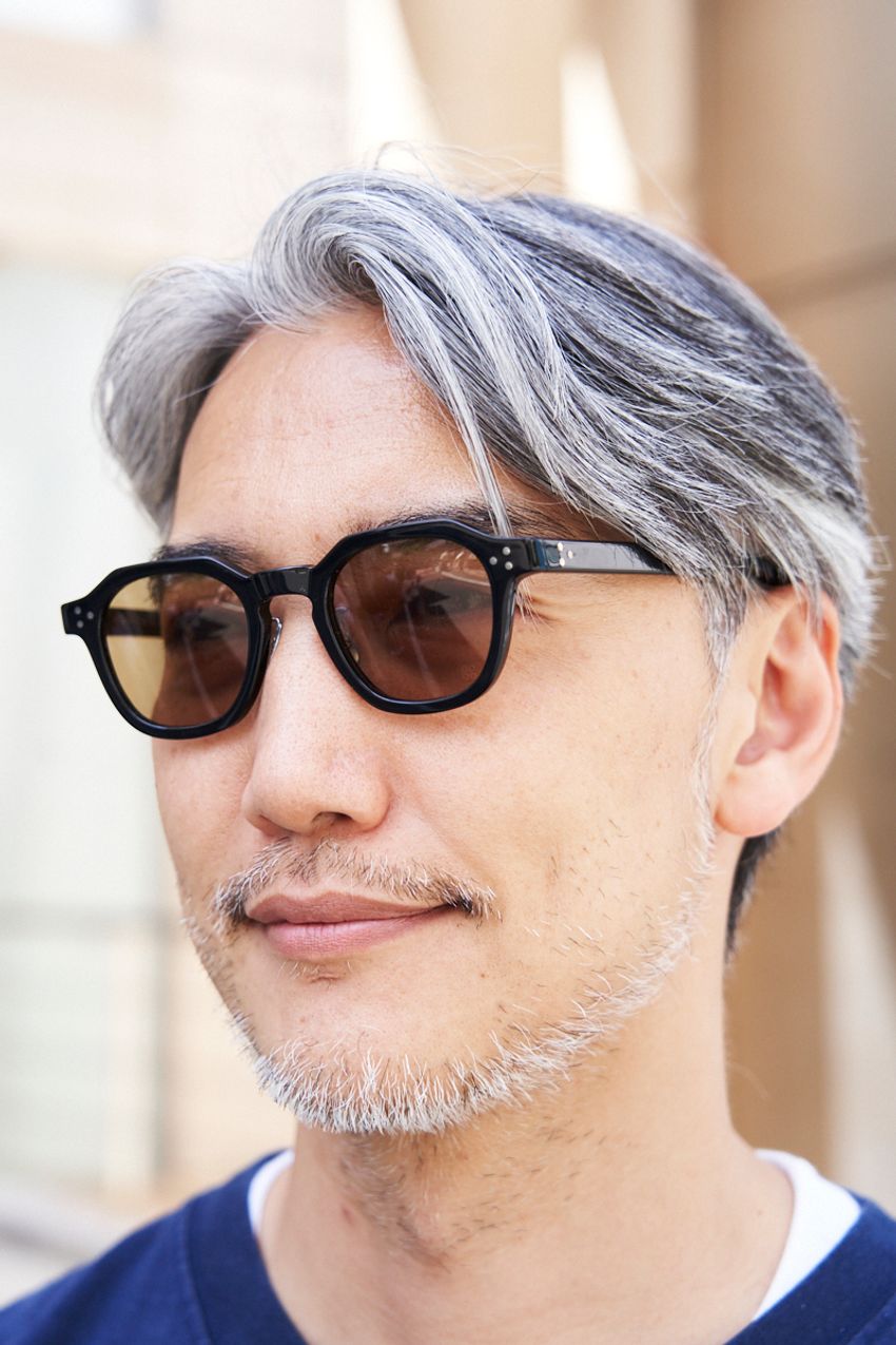 「白×ネイビー」の万能カラーコーデをさらにセンス良く見せるテクニック！タックイン、チラ見せetc. - 3枚目の画像