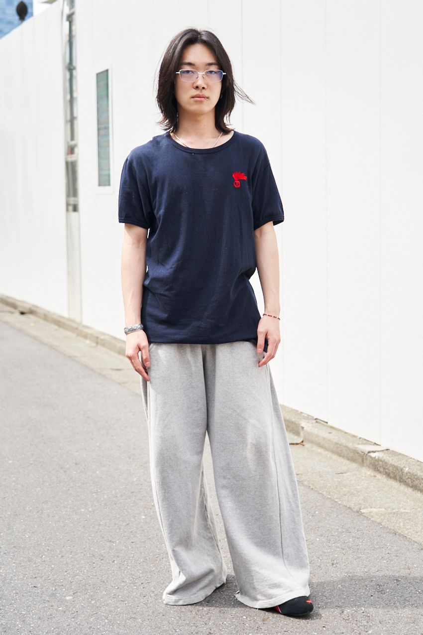 「Tシャツ」に工夫を凝らした着こなしコーデ集。小物使い、パンツのシルエットetc. - 6枚目の画像