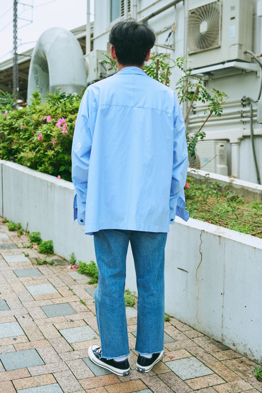 「青シャツ」の着こなしサンプル3選！ 夏の“大人カジュアル”はこう作る。街角スナップの実例で解説 - 7枚目の画像