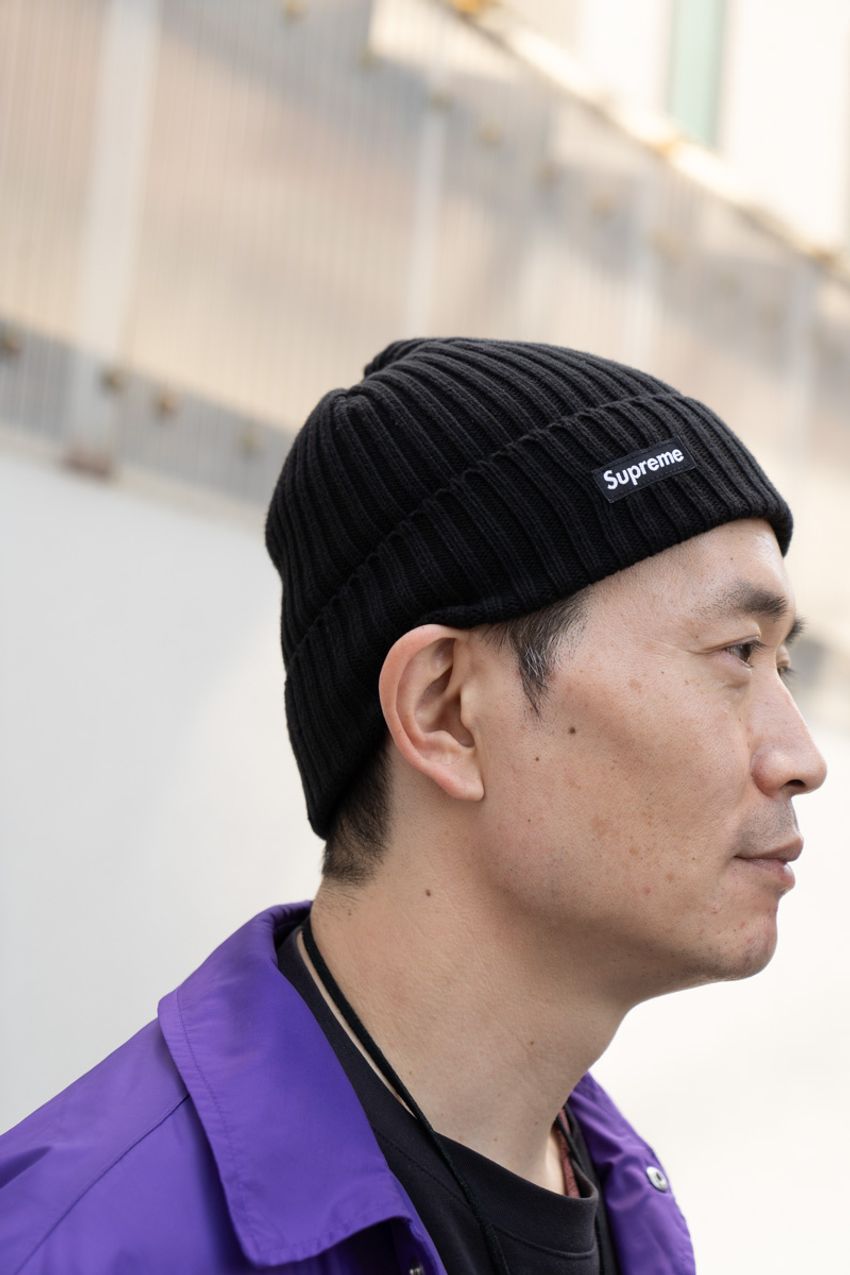 【35歳以上で厳選】ニット帽なら圧倒的に“黒”が人気。洒落た大人たち5名の被り方をスナップで - 7枚目の画像