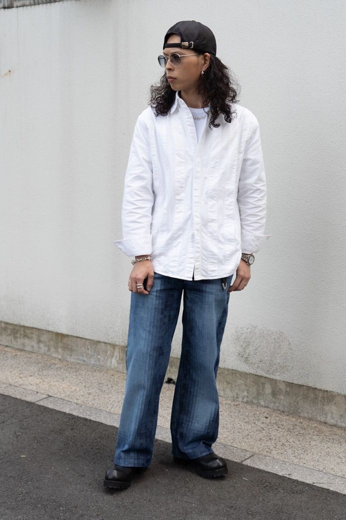 シャツ=マルニ Tシャツ=ユニクロ デニム=ロエベ シューズ=グイディ 帽子=ヴィクティム×カシラ 腕時計=ロレックス ピアス=ルメール バングル、リング=ともにエルメス