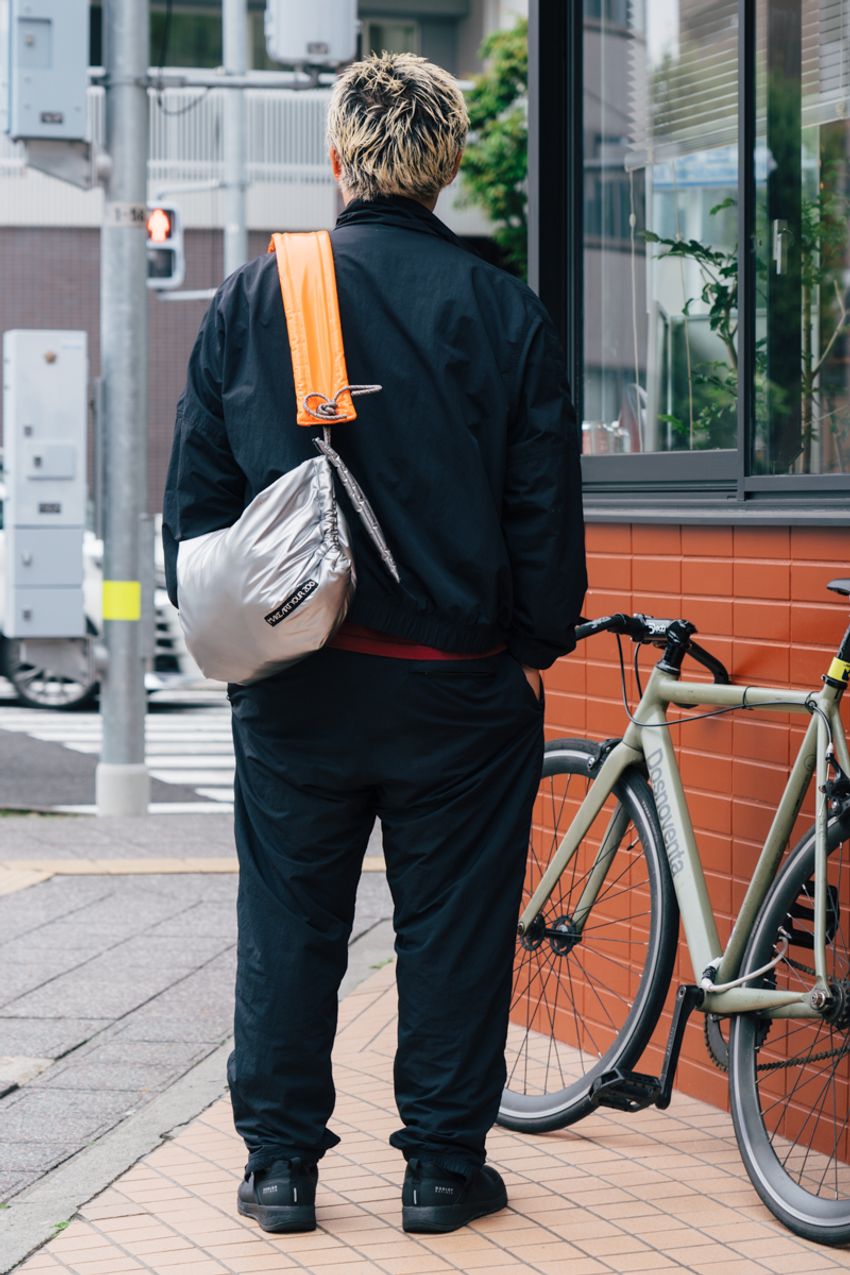 “黒バッグ”に飽きてきた？「主役級バッグ」でコーデを格上げした洒落者たちをチェック！ - 7枚目の画像