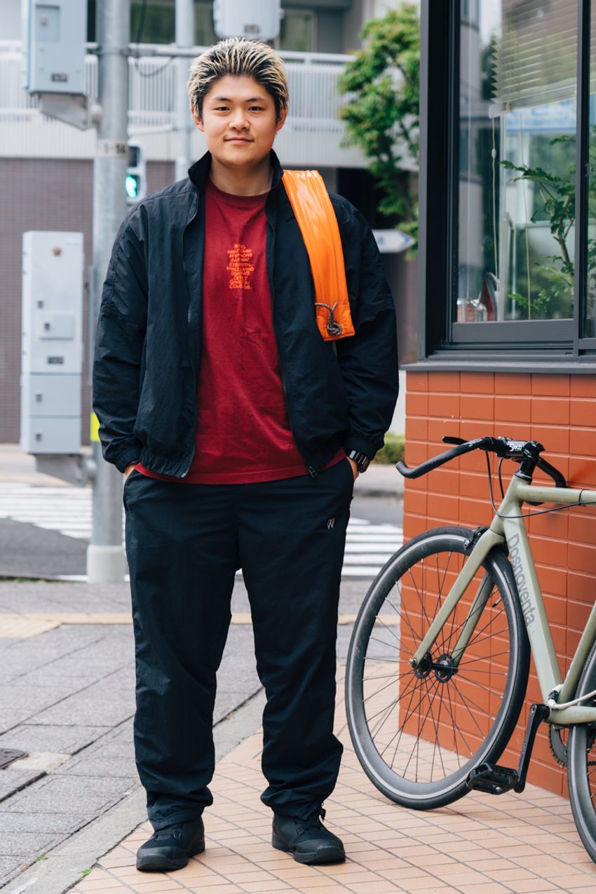 “黒バッグ”に飽きてきた？「主役級バッグ」でコーデを格上げした洒落者たちをチェック！ - 6枚目の画像